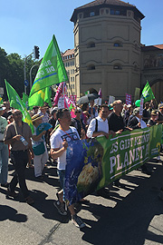 G7-Demo - Auftakt am Stachus - "Das ist der Gipfel" - bis zu 40.000 Teilnehmer hatte am 04.06.2015 die Demo gegen TTIP und CETA, für Klimaschutz und Armutsbekämpfung.